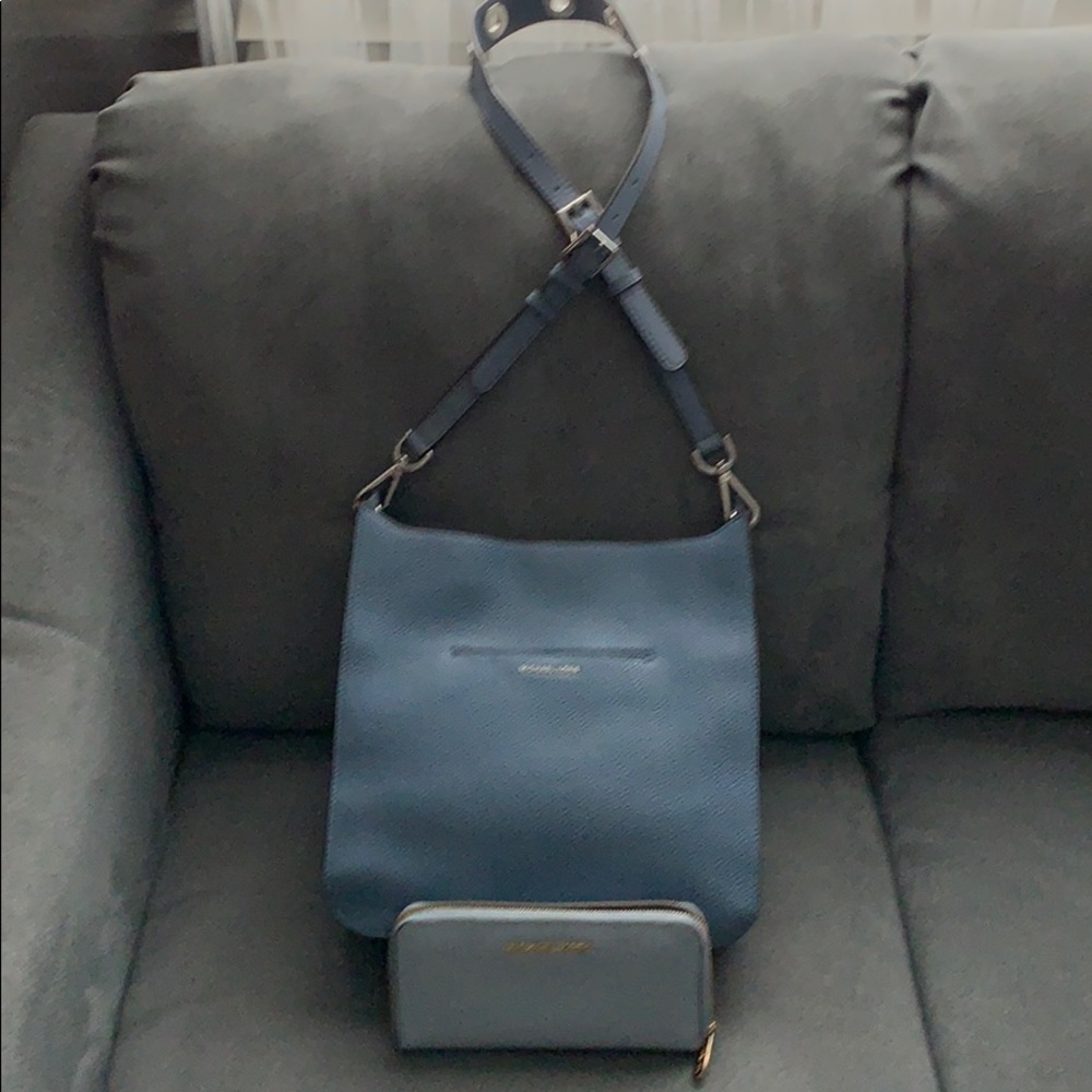 SOLD SOLD.   HANDBAG CAN BE SOLD WITHOUT WALLET